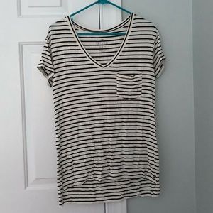 American Eagle High-Low V-Neck Tshirt